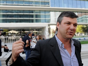 Pedro Namora, ancien élève et victime de mauvais traitements à Casa Pia, s'adresse aux journalistes devant le tribunal de Lisbonne.