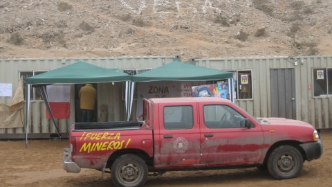 �Courage  aux mineurs�, peut-on lire sur cette camionnette.