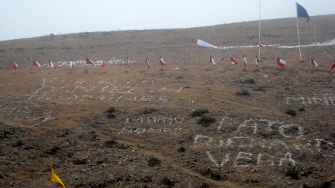 Au Chili, 33 drapeaux ont �t� plant�s pr�s de l'endroit o� sont emprisonn�s les mineurs.