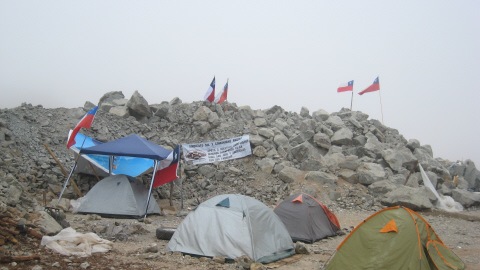 Les proches des mineurs ont install� un campement de l'espoir.