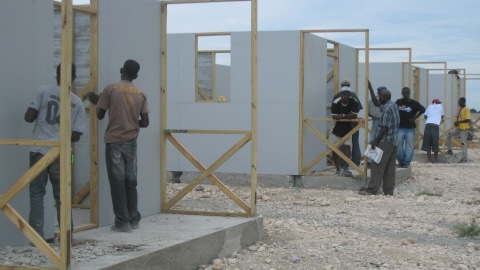 Des r�fugi�s examinent les maisonnettes construites au camp Corail-Cesselesse.