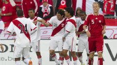 Kevin McKenna (� droite) fait dos aux c�l�brations des P�ruviens.