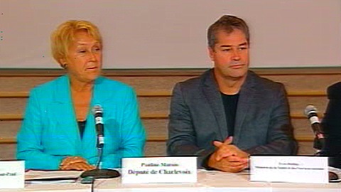 Le ministre de la Sant�, Yves Bolduc, aux c�t� de Pauline Marois, chef du PQ et d�put�e de Charlevoix