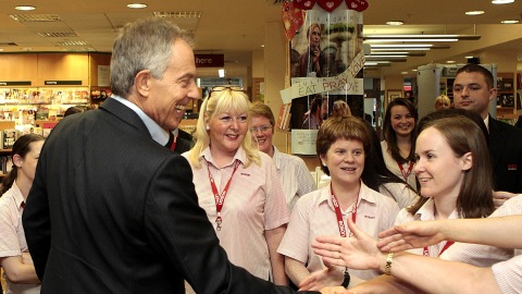 Tony Blair rencontre le personnel de la librairie Eason, � Dublin, juste avant la s�ance de signature, le 4 septembre 2010.