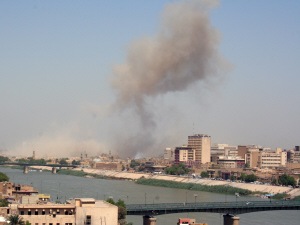La fumée témoigne de la force de l'explosion qui a secoué le quartier Bab al-Mouazam, à Bagdad.