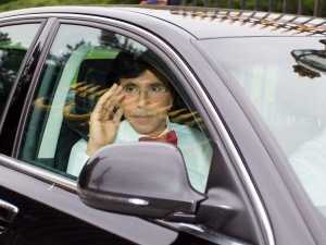 À Bruxelles, Elio di Rupo quitte une réunion des sept partis politiques de la Belgique, qui n'ont pas réussi à s'entendre pour former un gouvernement.