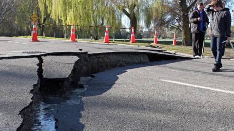 Une route fissur�e par le violent s�isme qui a �branl� la ville de Christchurch.