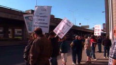 Des manifestants devant les bureaux de la FTQ-Construction, à Montréal