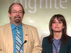 Le député libéral Geoffrey Kelley et la péquiste Véronique Hivon