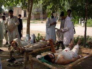 Des personnes blessées dans un attentat-suicide à Lakki Marwat, dans le nord-ouest du Pakistan, reçoivent des soins.