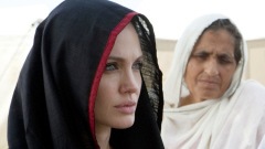 L'actrice Angelina Jolie lors d'une visite d'un camp de r�fugi�s au Pakistan