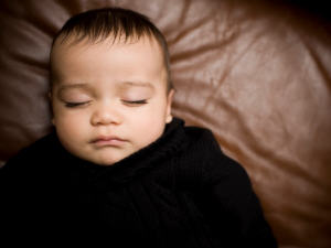 Un bébé dort
