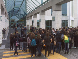 Des compagnons de classe de Ronia Mansourian se rassemblent au palais de justice de Laval.