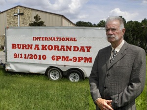 Le pasteur Terry Jones devant le Dove World Outreach Center, à Gainesville, en Floride
