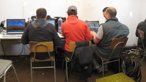 Des journalistes au travail � la mine San Jos�, au Chili