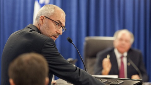 Le procureur de la commission, Giuseppe Battista. En arrière-plan, le commissaire Bastarache.