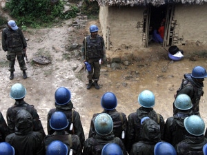 Des Casques bleus indiens de la MONUSCO mènent un exercice à Luvungi, dans l'est de la République démocratique du Congo, le 4 septembre 2010