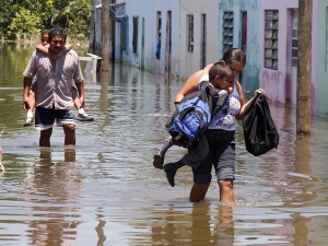 Des résidents de Villahermosa dans l'État du Tabasco marchent dans une rue inondée.