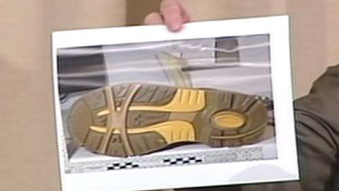 La police montre le type de botte qu'aurait port�e le suspect