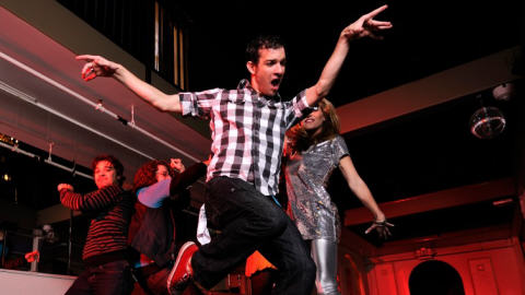 Un homme danse