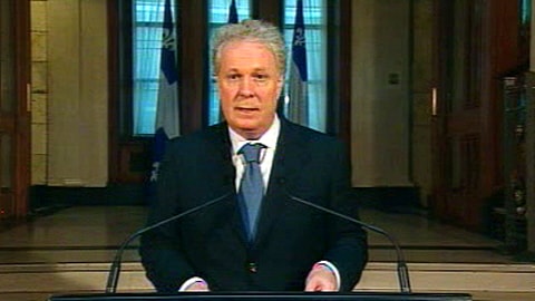 Le premier ministre Jean Charest dans le Hall de l'Assembl�e nationale