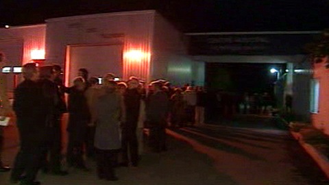 Des citoyens attendent pour rendre hommage � Claude B�chard.