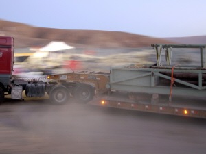 Un des camions qui transporte les morceaux de la plus grande foreuse
