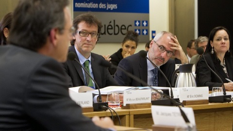 De gauche à droite: Me Éric Downs, Me Giuseppe Battista et Me Suzanne Côté écoutent le témoignage de Jacques Tétrault.