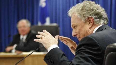 Jean Charest témoigne sous l'oeil attentif du commissaire Bastarache.