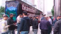 Des employés du CN à l'ouverture d'une rencontre de négociation à Montréal