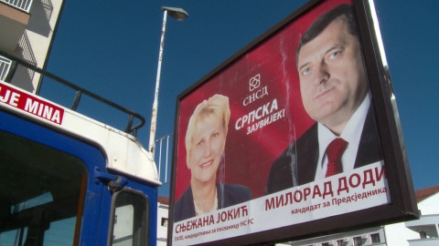 Une affiche du chef des Serbes de Bosnie, le nationaliste Milorad Dodik, r��lu � la t�te de la Republika Srpska
