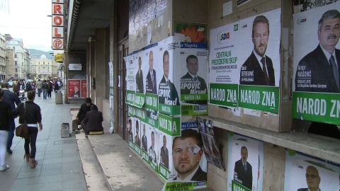 Des affiches de Bakir Izetbegovic, un homme � la r�putation de mod�r�, �lu par les Bosniaques musulmans