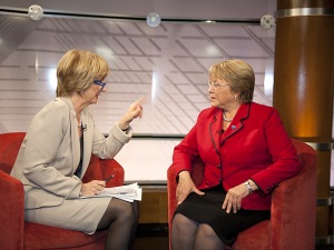 Anne-Marie Dussault interviewe Michelle Bachelet à l'émission 24 heures en 60 minutes.