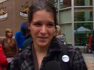 Près de 50 étudiants ont manifesté devant les bureaux de Jean Charest.