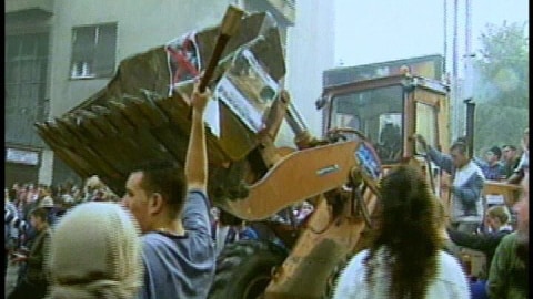 Le bulldozer de Joe lors d'un grand rassemblement contre Milosevic en octobre 2000