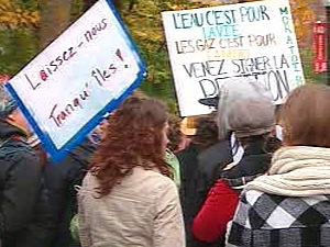 Quelques dizaines de personnes ont manifesté devant l'Assemblée nationale.