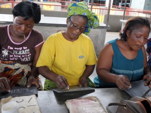 Des femmes apprennent à lire et à écrire en Côte-d'Ivoire.