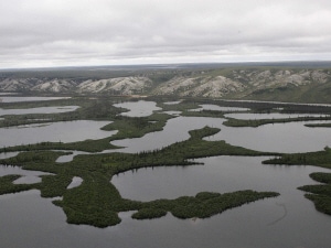 Le pergélisol du bassin du fleuve Mackenzie, dans les Territoires du Nord-Ouest, contient beaucoup d'hydrate de méthane.
