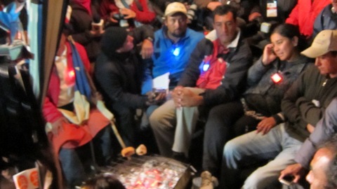 Les familles des mineurs chiliens se r�chauffent autour d'un brasero.