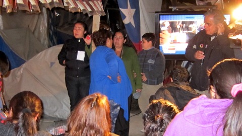 Les familles des mineurs chiliens suivent les op�rations de sauvetage � la t�l�vision.