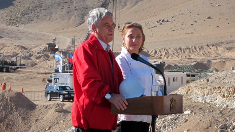 Le pr�sident chilien Sebastian Pinera lors d'un point de presse sur le site de la mine de San Jos�.