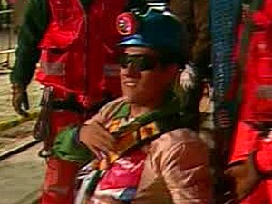 Carlos Mamani, quatrième mineur à sortir de la mine de San José, dans la nuit du 12 au 13 octobre 2010.