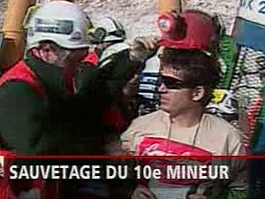 La nacelle transportant Alex Vega Salazar a atteint la surface à 7 h 53. Ce mineur souffre d'hypertension et d'insuffisance rénale.