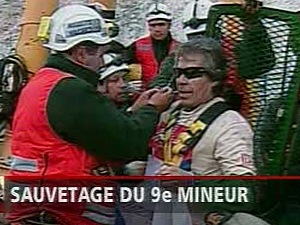 Le neuvième mineur à respirer l'air frais de la surface est Mario Gomez Heredia, 63 ans. Il est père de quatre filles et souffre de problèmes pulmonaires.