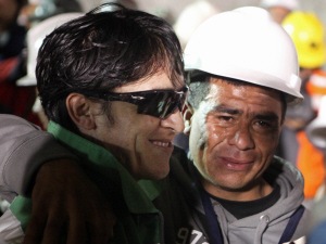 Le mineur Ariel Ticona Yanez sourit à sa sortie de la mine.