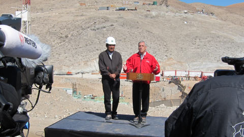 Le pr�sident bolivien Evo Morales et le pr�sident chilien Sebastian Pi�era � la mine San Jos� pour le sauvetage des mineurs