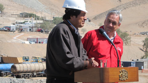 Le pr�sident bolivien Evo Morales et le pr�sident chilien Sebastian Pi�era � la mine San Jos� pour le sauvetage des mineurs