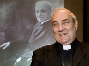 Mgr Turcotte, devant un portrait du frère André (archives)