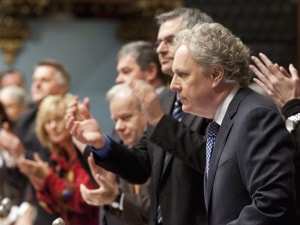 Le premier ministre Charest a été applaudi par ses députés lors du débat.