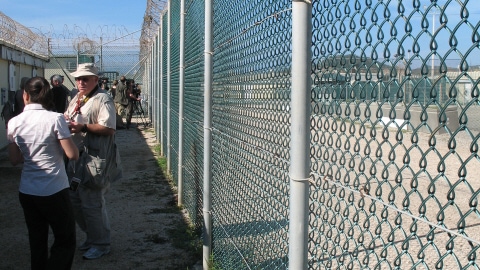 Les journalistes encadr�s par les militaires.